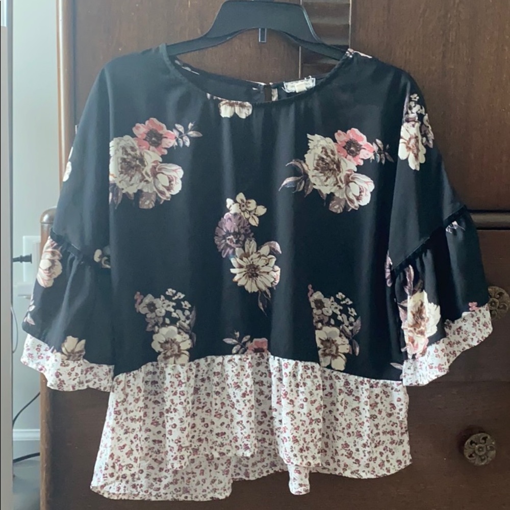 Flowery Three quarter sleeve crop
